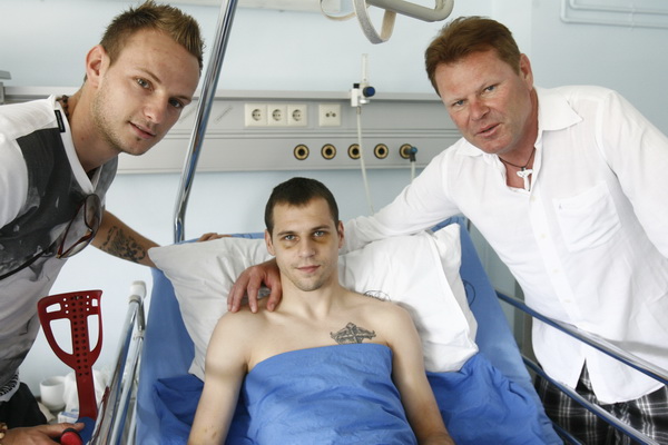 Split, 050611.
Na Odjelu neurokirurgije KBC-a Split nogometasa Dragu Gabrica , koji je stradao u teskoj prometnoj nesreci koja se dogodila 23. svibnja, posjetio je nogometas Ivan Rakitic. Na fotografiji: Ivan Rakitic, Drago i Tonci Gabric.
Foto: Vladimir Split, 050611.
Na Odjelu neurokirurgije KBC-a Split nogometasa Dragu Gabrica , koji je stradao u teskoj prometnoj nesreci koja se dogodila 23. svibnja, posjetio je nogometas Ivan Rakitic. Na fotografiji: Ivan Rakitic, Drago i Tonci Gabric.
Foto: Vladimir