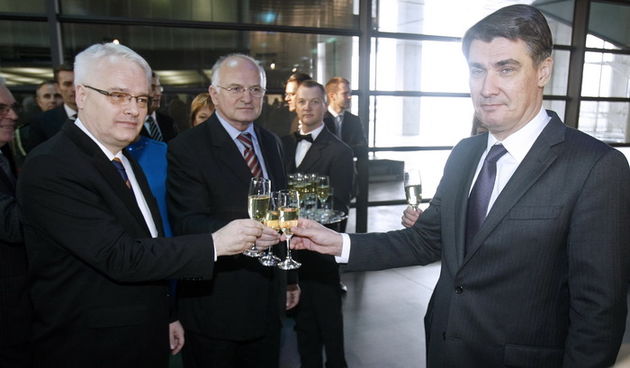 Zagreb, 201212.
Muzej suvremene umjetnosti.
Predsjednik Republike odrzao je primanje u prigodi bozicnih i novogodisnjih blagdana. Na domjenku su uz predsjednika, Premijera Zorana Milanovica i Josipa Leke bile prisutne i mnoge javne osobe. 
Na slici: Ivo J