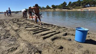 Uz vodstvo kipara mentora na plažama su djeca i odrasli gradili poznate ninske crkvice, glagoljaške natpise i druge figure