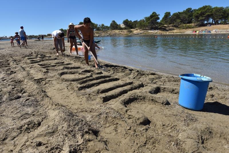 Uz vodstvo kipara mentora na plažama su djeca i odrasli gradili poznate ninske crkvice, glagoljaške natpise i druge figure