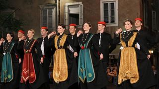 18.07.2013., Zadar – Na Poljani Sime Budinica odrzan je koncert plesnog ansambla Lado gdje su gradjani, ali i mnogobrojni turisti, uzivali gledajuci ples u narodnim nosnjama. Photo: Filip Brala/PIXSELL Autor  Filip Brala/PIXSELL KLJUČNE RIJEČI  narodne