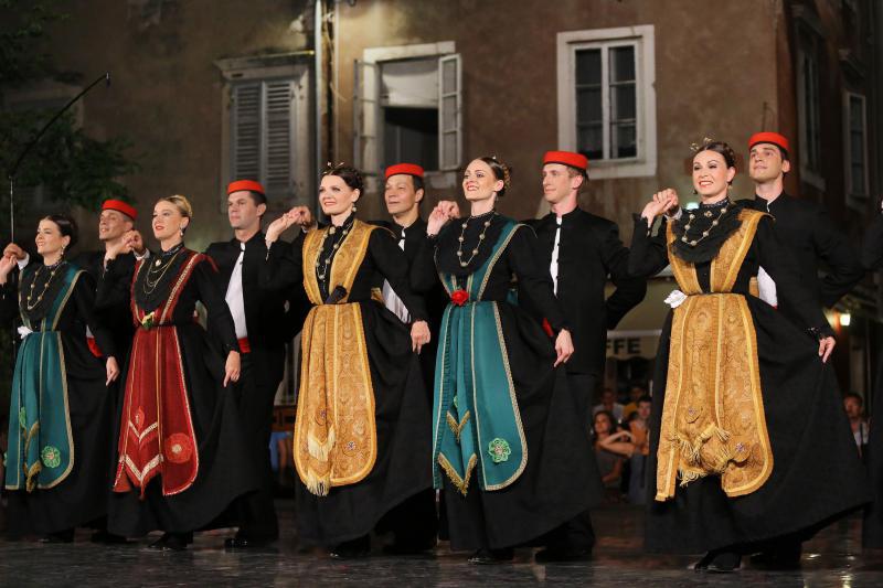 18.07.2013., Zadar – Na Poljani Sime Budinica odrzan je koncert plesnog ansambla Lado gdje su gradjani, ali i mnogobrojni turisti, uzivali gledajuci ples u narodnim nosnjama. Photo: Filip Brala/PIXSELL Autor  Filip Brala/PIXSELL KLJUČNE RIJEČI  narodne