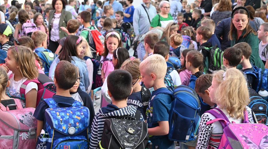 Počela nova školska godina, školarci Počela nova školska godina, školarci
