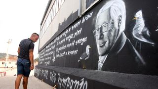 Veliki mural posvećen Oliveru Dragojeviću predstavljen uz bakljadu