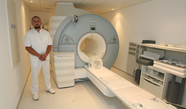 Ministar zdravstva Darko Milinovic pusto je u rad uredjaj Magnetska rezonanca u gospickoj bolnici. Na fotografiji: magnetska rezonanca. Foto: Vladimir Ivanov / CROPIX