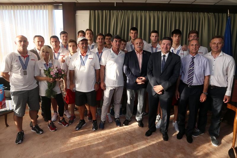 06.07.2015., Zagreb – Svecani docek kosarkasa do 19 godina koji su na svjetskom prvenstvu u Grckoj osvojili srebrnu medalju. Photo: Goran Stanzl/PIXSELL