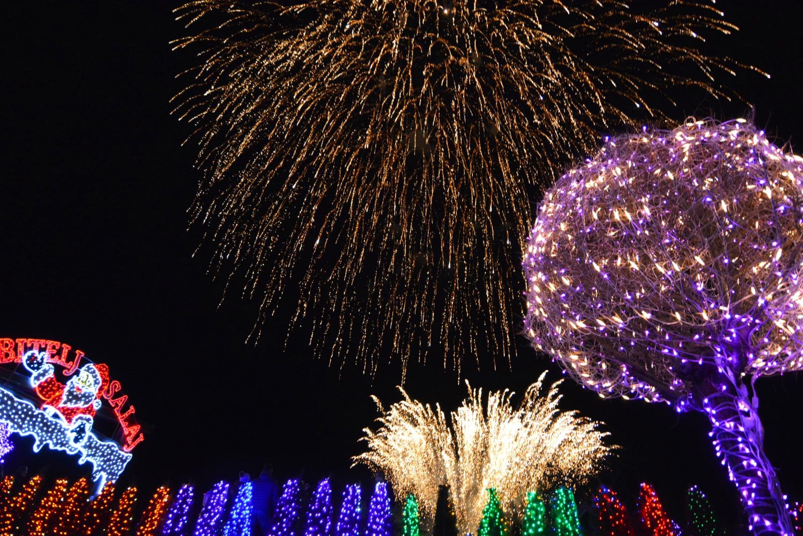 Uz 2,5 milijuna lampica zasjala ovogodišnja božićna bajka u Salajlandu Uz 2,5 milijuna lampica zasjala ovogodišnja božićna bajka u Salajlandu