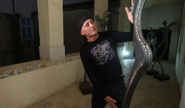 Zadar, 110712.
Stephan Lupinoizlozio je rustikalne skulpture pod nazivom Apokalipsa u Galeriji umjetnina u Zadru. Rijec je o skulpturama i unikatnom namjestaju. 
Foto: Jure Miskovic / CROPIX