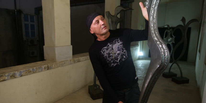 Zadar, 110712.
Stephan Lupinoizlozio je rustikalne skulpture pod nazivom Apokalipsa u Galeriji umjetnina u Zadru. Rijec je o skulpturama i unikatnom namjestaju. 
Foto: Jure Miskovic / CROPIX