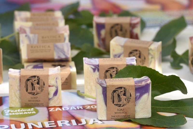 U sklopu 9. Festivala smokve na Trgu pet bunara održava se sajam smokava na kojem proizvođači i prerađivači izlažu i prodaju svoje artikle. Photo: Dino Stanin/PIXSELL U sklopu 9. Festivala smokve na Trgu pet bunara održava se sajam smokava na kojem proizvođači i prerađivači izlažu i prodaju svoje artikle. Photo: Dino Stanin/PIXSELL