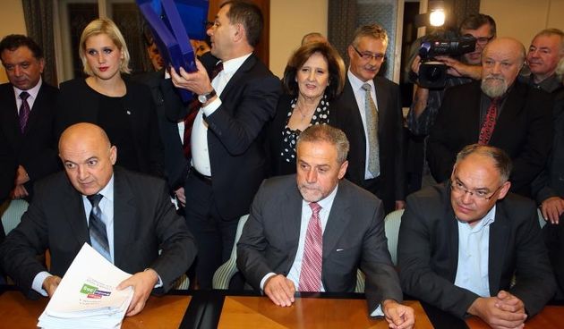 Zagreb – Predstavnici Stranke rada i solidarnosti – Bandic Milan 365 na celu s predsjednikom stranke Milanom Bandicem predaju kandidacijske liste za nadolazece parlamentarne izbore Drzavnom izbornom povjerenstvu. Ljubo Jurcic, Milan Bandic, Damir Kajin.