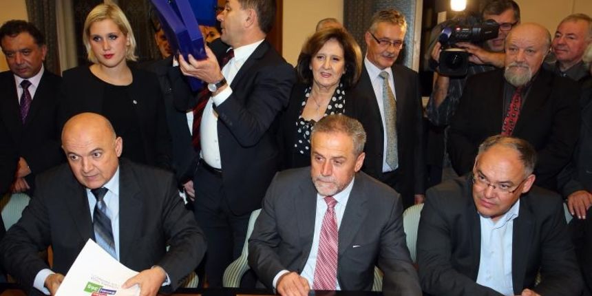 Zagreb – Predstavnici Stranke rada i solidarnosti – Bandic Milan 365 na celu s predsjednikom stranke Milanom Bandicem predaju kandidacijske liste za nadolazece parlamentarne izbore Drzavnom izbornom povjerenstvu. Ljubo Jurcic, Milan Bandic, Damir Kajin.