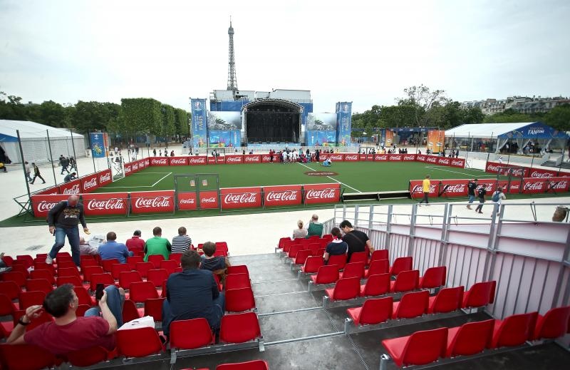 EURO 2016: Fan zona pored Eiffelovog tornja. Photo: Sanjin Strukić/PIXSELL EURO 2016: Fan zona pored Eiffelovog tornja. Photo: Sanjin Strukić/PIXSELL