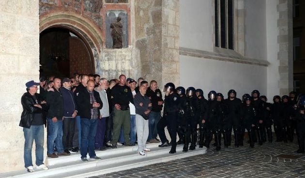 Branitelji koji prosvjeduju ispred crkve sv. Marka, a nisu usli unutra upozoreni su od strane interventnih policajaca da se razidju jer se na tom mjestu vise ne smije prosvjedovati. Photo: Davor Puklavec/PIXSELL