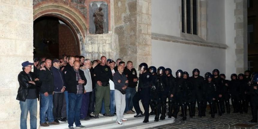 Branitelji koji prosvjeduju ispred crkve sv. Marka, a nisu usli unutra upozoreni su od strane interventnih policajaca da se razidju jer se na tom mjestu vise ne smije prosvjedovati. Photo: Davor Puklavec/PIXSELL Branitelji koji prosvjeduju ispred crkve sv. Marka, a nisu usli unutra upozoreni su od strane interventnih policajaca da se razidju jer se na tom mjestu vise ne smije prosvjedovati. Photo: Davor Puklavec/PIXSELL