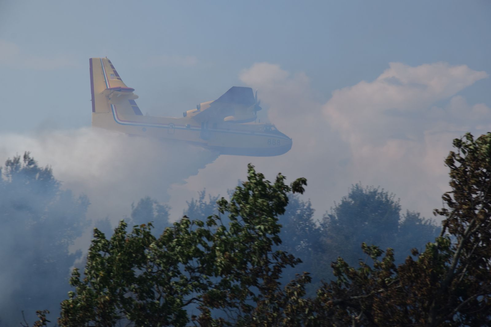 Zračne i kopnene snage gase požar kod Kožina Zračne i kopnene snage gase požar kod Kožina