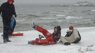 Split, 030212.
Nakon nekoliko godina, danima najavljivan snijeg pao je i na Splitskom podrucju. Iako je bio najavljen, Splicani nisu bili spremni na bijeli pokrivac, te im je on uz snaznu buru otezavao svakodnevni zivot. Gradski autobusi ne voze a skole, Split, 030212.
Nakon nekoliko godina, danima najavljivan snijeg pao je i na Splitskom podrucju. Iako je bio najavljen, Splicani nisu bili spremni na bijeli pokrivac, te im je on uz snaznu buru otezavao svakodnevni zivot. Gradski autobusi ne voze a skole,