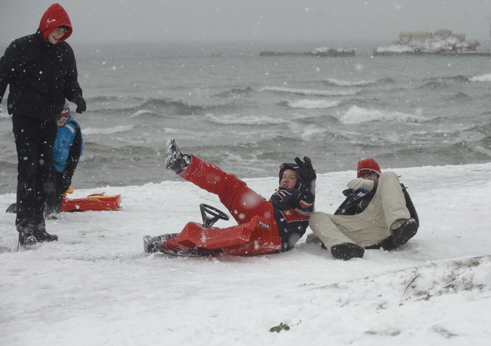 Split, 030212.
Nakon nekoliko godina, danima najavljivan snijeg pao je i na Splitskom podrucju. Iako je bio najavljen, Splicani nisu bili spremni na bijeli pokrivac, te im je on uz snaznu buru otezavao svakodnevni zivot. Gradski autobusi ne voze a skole, Split, 030212.
Nakon nekoliko godina, danima najavljivan snijeg pao je i na Splitskom podrucju. Iako je bio najavljen, Splicani nisu bili spremni na bijeli pokrivac, te im je on uz snaznu buru otezavao svakodnevni zivot. Gradski autobusi ne voze a skole,