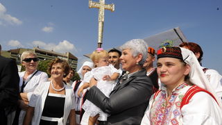 Knin, 250911.
Postavljanje kamena temeljca za gradnju Pastoralnog centra Gospe velikog Hrvatskog krsnog zavjeta na prostoru bivse vojarne Senjak u Kninu
Na slici: premijerka Jadranka Kosor
Foto: Niksa Stipanicev / CROPIX Knin, 250911.
Postavljanje kamena temeljca za gradnju Pastoralnog centra Gospe velikog Hrvatskog krsnog zavjeta na prostoru bivse vojarne Senjak u Kninu
Na slici: premijerka Jadranka Kosor
Foto: Niksa Stipanicev / CROPIX