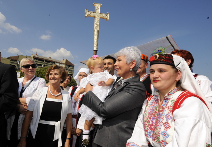 Knin, 250911.
Postavljanje kamena temeljca za gradnju Pastoralnog centra Gospe velikog Hrvatskog krsnog zavjeta na prostoru bivse vojarne Senjak u Kninu
Na slici: premijerka Jadranka Kosor
Foto: Niksa Stipanicev / CROPIX Knin, 250911.
Postavljanje kamena temeljca za gradnju Pastoralnog centra Gospe velikog Hrvatskog krsnog zavjeta na prostoru bivse vojarne Senjak u Kninu
Na slici: premijerka Jadranka Kosor
Foto: Niksa Stipanicev / CROPIX