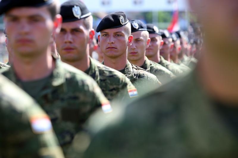 Svečano postrojavanje na stadionu u Kranjčevićevoj u povodu Dana Oružanih snaga Republike Hrvatske. Foto. PIXSELL Svečano postrojavanje na stadionu u Kranjčevićevoj u povodu Dana Oružanih snaga Republike Hrvatske. Foto. PIXSELL