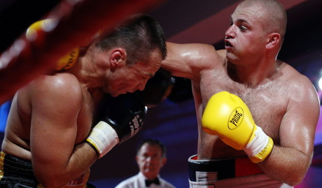 Zadar, 230910
U Fitness klubu Omnia u Zadru odrzani boksacki mecevi izmedju Hrvatskih i Madjarskih boksaca. Na slici Marino Goles iz Zadra i madjar Atila Makulu.
Foto: Jure Miskovic / CROPIX