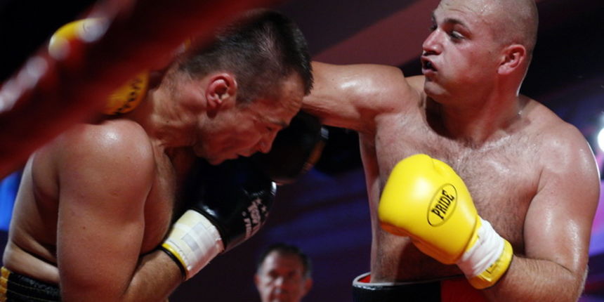 Zadar, 230910
U Fitness klubu Omnia u Zadru odrzani boksacki mecevi izmedju Hrvatskih i Madjarskih boksaca. Na slici Marino Goles iz Zadra i madjar Atila Makulu.
Foto: Jure Miskovic / CROPIX