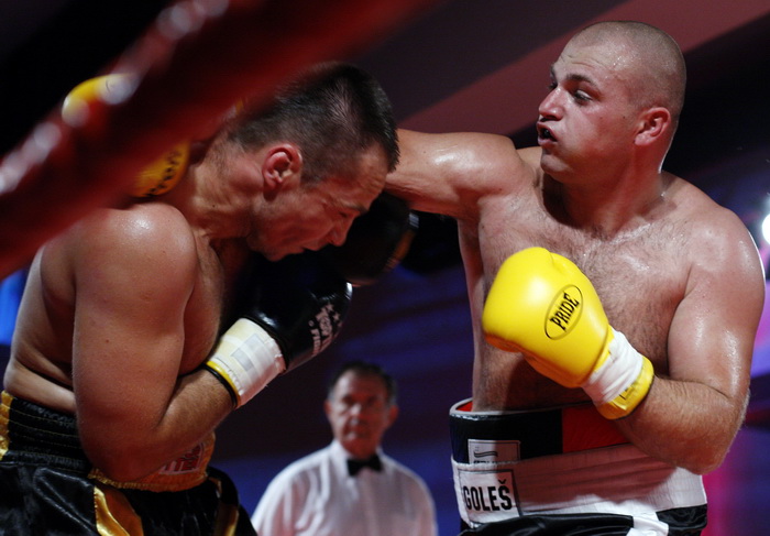 Zadar, 230910
U Fitness klubu Omnia u Zadru odrzani boksacki mecevi izmedju Hrvatskih i Madjarskih boksaca. Na slici Marino Goles iz Zadra i madjar Atila Makulu.
Foto: Jure Miskovic / CROPIX Zadar, 230910
U Fitness klubu Omnia u Zadru odrzani boksacki mecevi izmedju Hrvatskih i Madjarskih boksaca. Na slici Marino Goles iz Zadra i madjar Atila Makulu.
Foto: Jure Miskovic / CROPIX