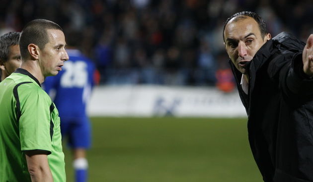 Zadar, 141011.
Stadion Stanovi. 
Nogometna utakmica 11. kola prve HNL, Zadar – Dinamo. 
Na fotografiji: trener Dinama Krunoslav Jurcic u raspravi sa sucima.
Foto: Jure Miskovic / CROPIX