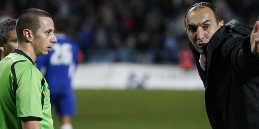 Zadar, 141011.
Stadion Stanovi.
Nogometna utakmica 11. kola prve HNL, Zadar – Dinamo.
Na fotografiji: trener Dinama Krunoslav Jurcic u raspravi sa sucima.
Foto: Jure Miskovic / CROPIX Zadar, 141011.
Stadion Stanovi.
Nogometna utakmica 11. kola prve HNL, Zadar – Dinamo.
Na fotografiji: trener Dinama Krunoslav Jurcic u raspravi sa sucima.
Foto: Jure Miskovic / CROPIX