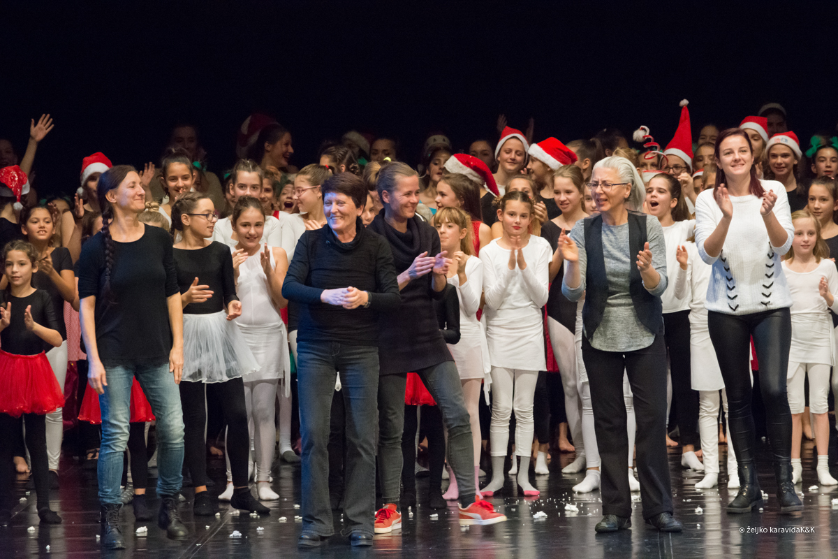 Božićna čestitka plesnog odjela Glazbene škole Blagoje Bersa