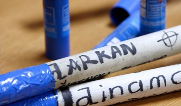 Tri drvene palice duge oko metra, s drškom improviziranom od samoljepljive trake, policija je zaplijenila u Udruzi navijača Dinama u Draškovićevoj ulici, Foto: Ronald Goršić/CROPIX