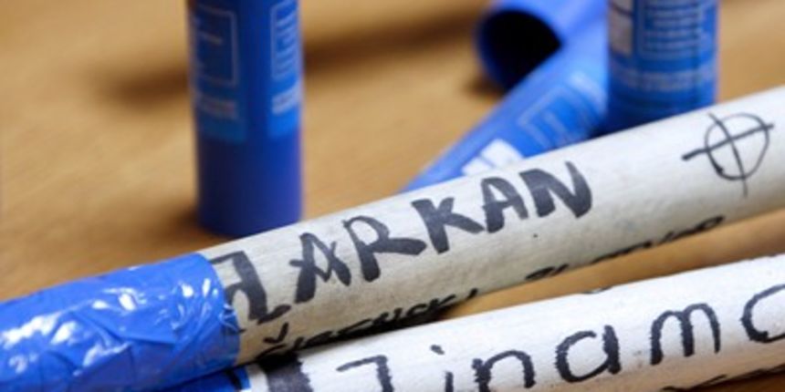 Tri drvene palice duge oko metra, s drškom improviziranom od samoljepljive trake, policija je zaplijenila u Udruzi navijača Dinama u Draškovićevoj ulici, Foto: Ronald Goršić/CROPIX