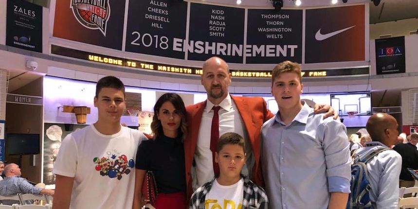 Dino Rađa s obitelji u Kući slavnih u Springfieldu Dino Rađa s obitelji u Kući slavnih u Springfieldu