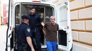 Privođenje muškarca osumnjičenog za bombaške napade na PU zadarsku Privođenje muškarca osumnjičenog za bombaške napade na PU zadarsku