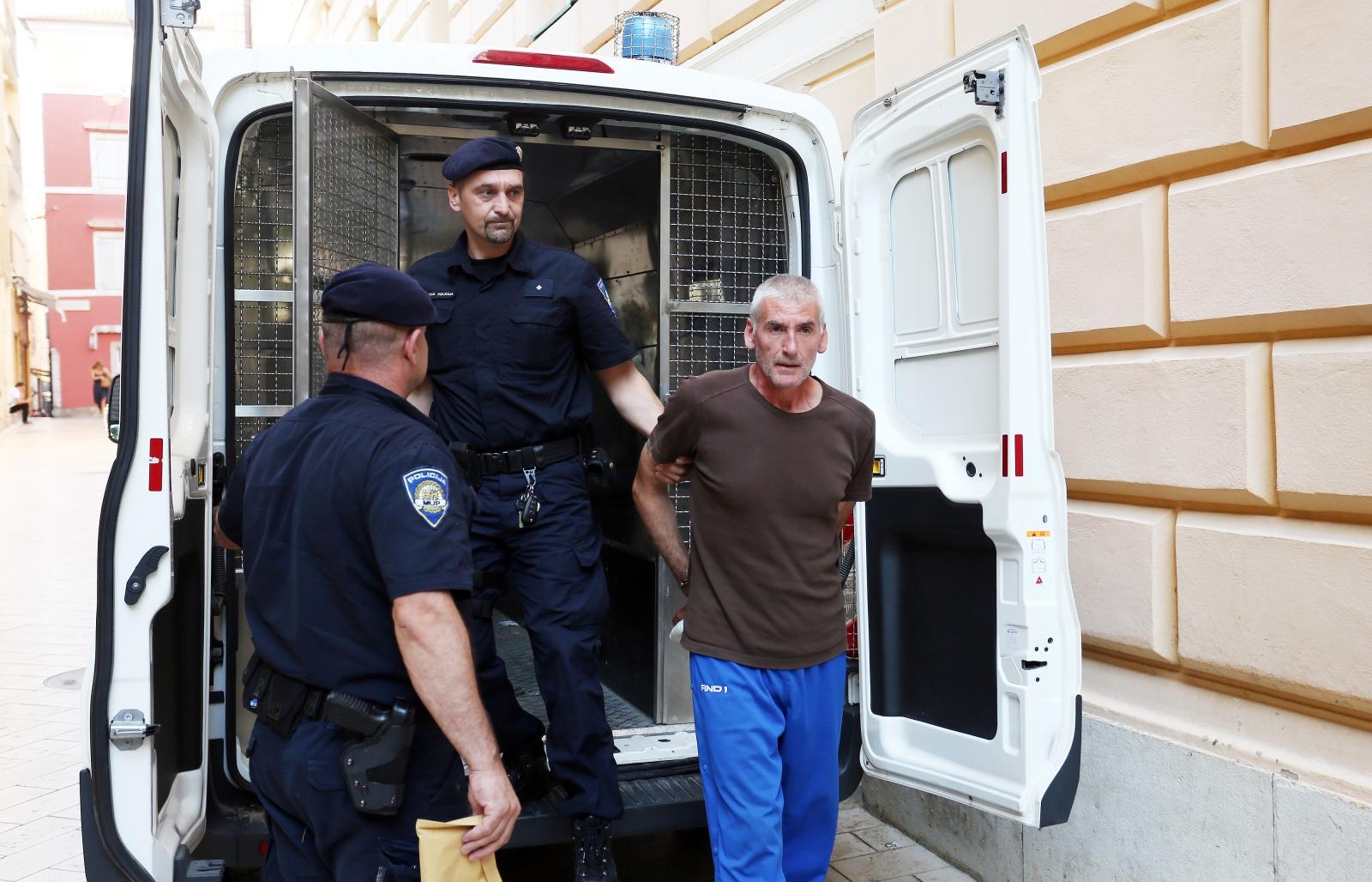 Privođenje muškarca osumnjičenog za bombaške napade na PU zadarsku Privođenje muškarca osumnjičenog za bombaške napade na PU zadarsku