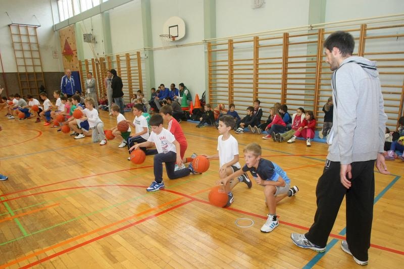 Ogledni košarkaški trening ŠK Zadar u OŠ “Šime Budinić”. Foto: Dino Stanin/PIXSELL
