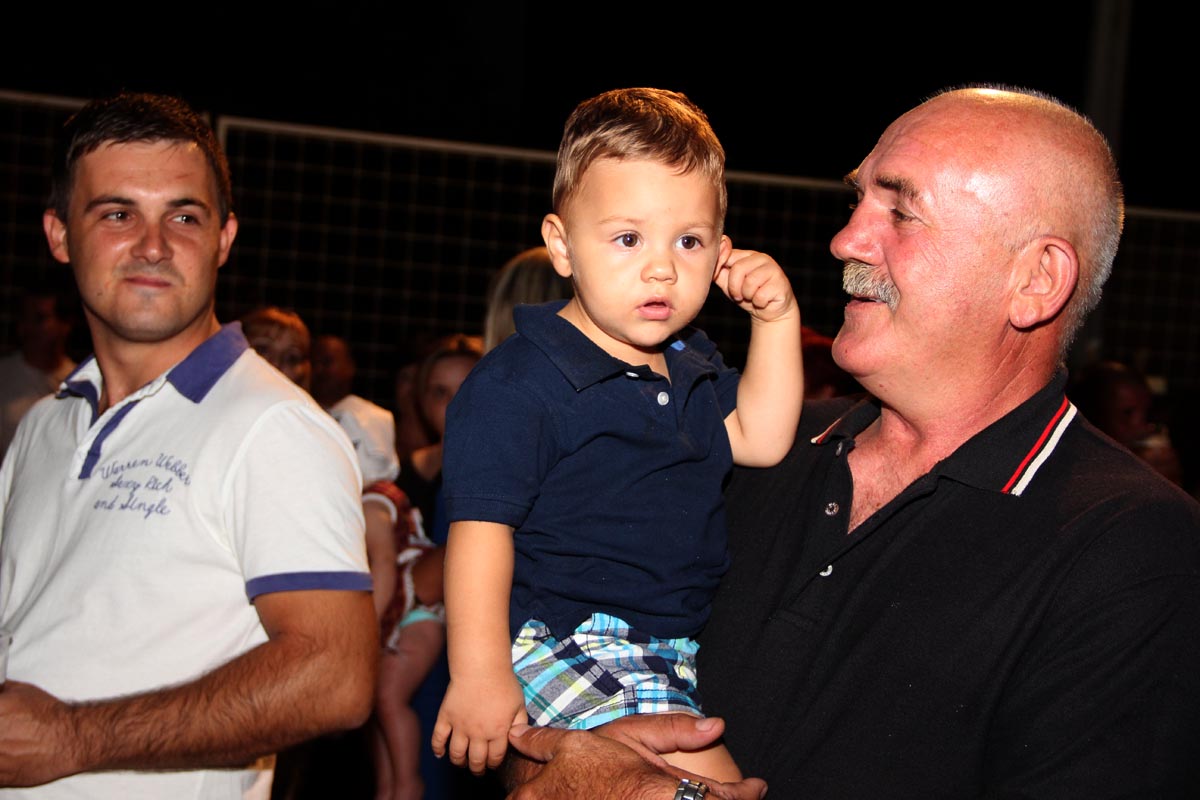 Na Stanovima se Kraljica mira slavi već preko 20 godina, a sinoćnjim misnim slavljem, procesijom i kasnije koncertom na školskom igralištu Stanarci su proslavili još jednu feštu. Koncert su održali grupa Dalmatico i Ivica Sikirić Ićo, foto: I. Perinčić Na Stanovima se Kraljica mira slavi već preko 20 godina, a sinoćnjim misnim slavljem, procesijom i kasnije koncertom na školskom igralištu Stanarci su proslavili još jednu feštu. Koncert su održali grupa Dalmatico i Ivica Sikirić Ićo, foto: I. Perinčić