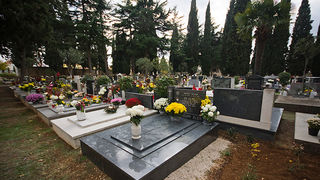 Gradsko groblje uoči blagdana Svih svetih (foto:Saša Čuka) Gradsko groblje uoči blagdana Svih svetih (foto:Saša Čuka)