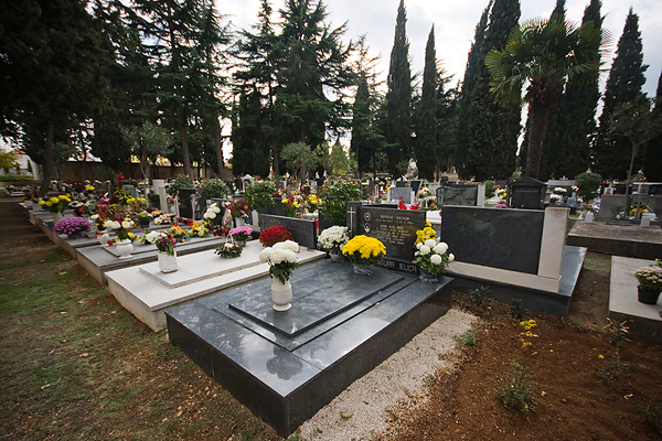 Gradsko groblje uoči blagdana Svih svetih (foto:Saša Čuka) Gradsko groblje uoči blagdana Svih svetih (foto:Saša Čuka)