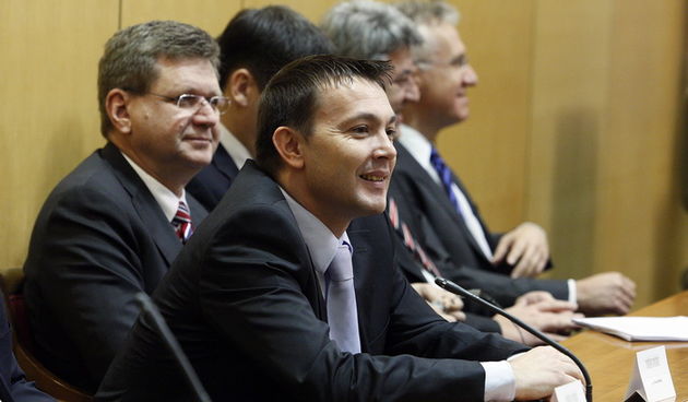 Zagreb, 231211.
Hrvatski Sabor u nastavku izvanredne sjednice glasuje o povjerenju novoj Vladi Zorana Milanovica. 
Na slici: Arsen Bauk, Mirando Mrsic.
Foto: Davor Pongracic / CROPIX