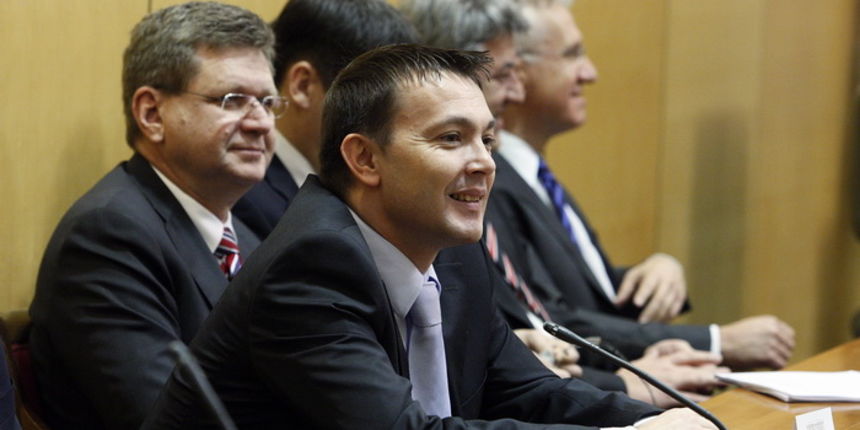 Zagreb, 231211.
Hrvatski Sabor u nastavku izvanredne sjednice glasuje o povjerenju novoj Vladi Zorana Milanovica. 
Na slici: Arsen Bauk, Mirando Mrsic.
Foto: Davor Pongracic / CROPIX