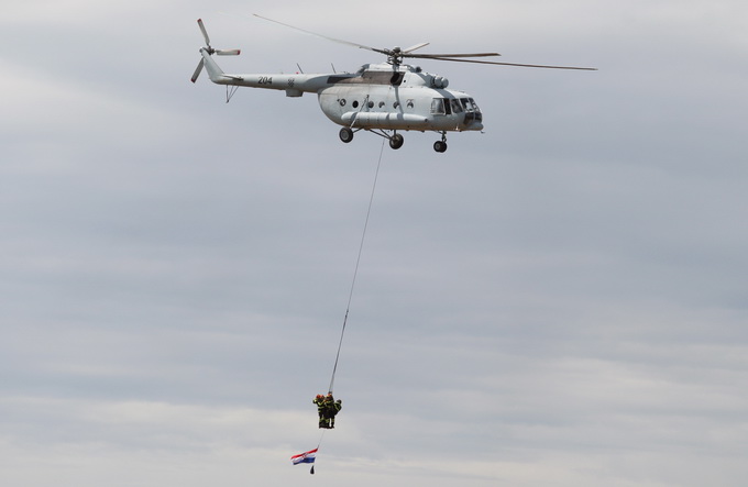 Zadar, 130513.
Predsjednik Vlade RH Zoran Milanovic prisustvovao je programu pokazne vatrogasne vjezbe Ljeto 2013 u Zracnoj luci Zadar. U pokaznoj vatrogasnoj vjezbi sudjelovale su protupozarne snage Drzavne uprave za zastitu i spasavanje, Namjenski orga Zadar, 130513.
Predsjednik Vlade RH Zoran Milanovic prisustvovao je programu pokazne vatrogasne vjezbe Ljeto 2013 u Zracnoj luci Zadar. U pokaznoj vatrogasnoj vjezbi sudjelovale su protupozarne snage Drzavne uprave za zastitu i spasavanje, Namjenski orga