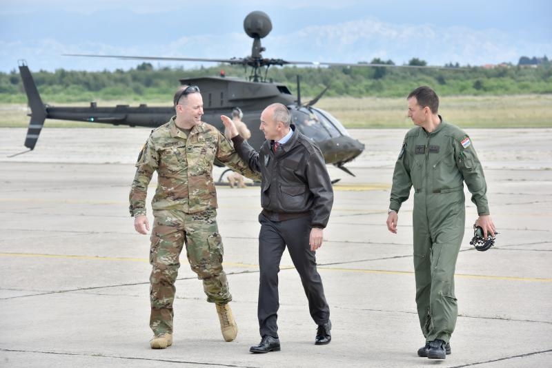 U Zracnoj bazi Zemunik odrzana je prezentacija pocetka letacke obuke na helikopterima OH-58D Kiowa Warrior koji su donacija americke vojske. Prezentaciji je naocio ministar obrane RH Damir Krsticevic koji je sudjelovao u trenaznom letu