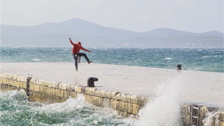 Spektakularna igra valova na zadarskoj rivi 5. studenog 2014.  Foto: Marin Pitton