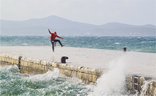 Spektakularna igra valova na zadarskoj rivi 5. studenog 2014.  Foto: Marin Pitton