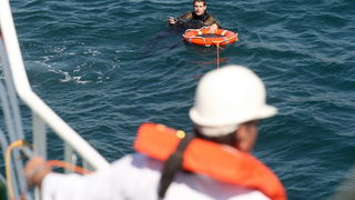 Zadar, 190413.
Pokazno-edukacijska vjezba spasavanja na moru “More i sigurnost” na moru ispred Morskih orgulja; sudjelovalo je 14 institucija (policija, vatrogasci, Crveni kriz, hitna pomoc, ronilacki klubovi…). Simuliran je pozar na Jadrolinijinom traj