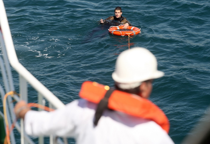 Zadar, 190413.
Pokazno-edukacijska vjezba spasavanja na moru “More i sigurnost” na moru ispred Morskih orgulja; sudjelovalo je 14 institucija (policija, vatrogasci, Crveni kriz, hitna pomoc, ronilacki klubovi…). Simuliran je pozar na Jadrolinijinom traj