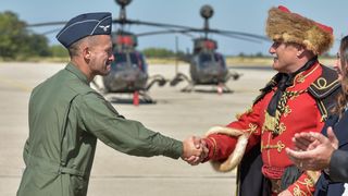 Svečanost povodom završetka obuke pilota na helikopterima OH-58D Kiowa Warrior Svečanost povodom završetka obuke pilota na helikopterima OH-58D Kiowa Warrior