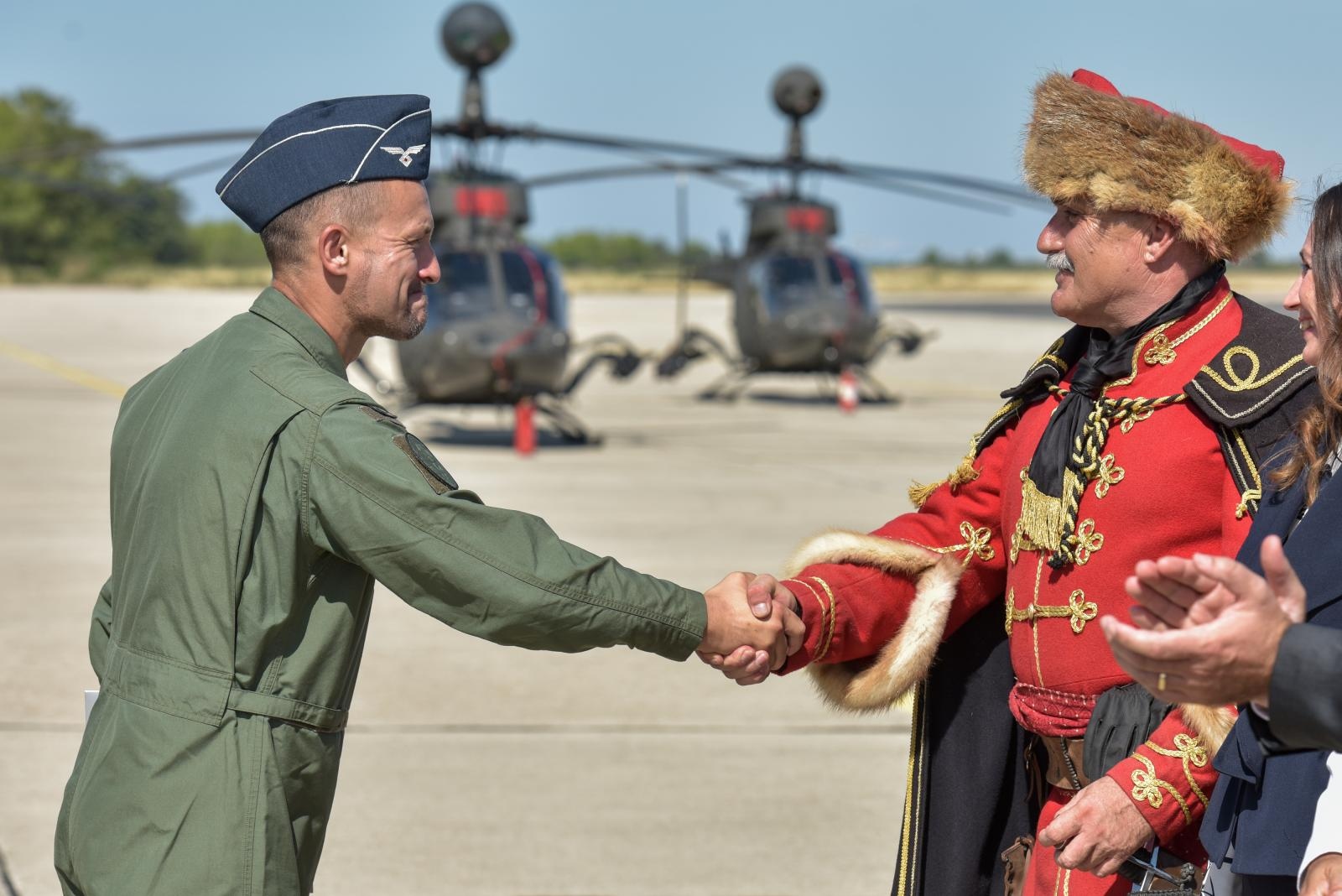 Svečanost povodom završetka obuke pilota na helikopterima OH-58D Kiowa Warrior Svečanost povodom završetka obuke pilota na helikopterima OH-58D Kiowa Warrior